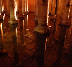Basilica_cistern_istanbul_mirror